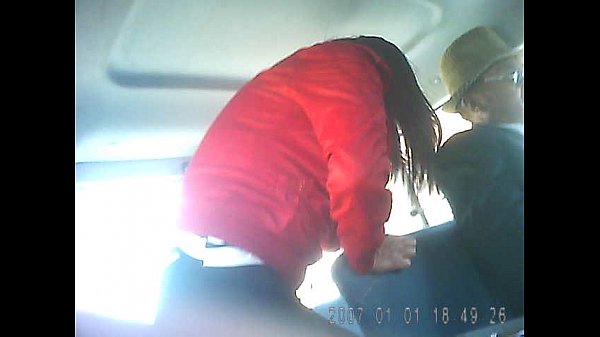 Mujer puta paceña subiendo al minibus mostrando la rraja