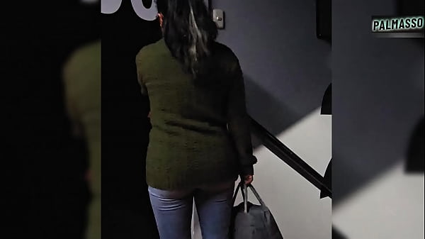 Saliendo a la calle, no pude resistirme a chupar la polla de un hombre extraño – Me convenció para que me rompiese mi coño peludo! y follarme en todas las posiciones