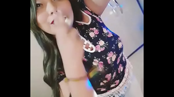 Boliviana en short blanco cogiendo en su cuarto