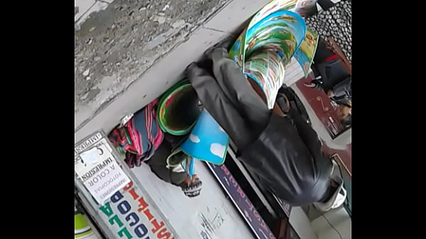 Casero: boliviana cogiendo en el piso del pasillo