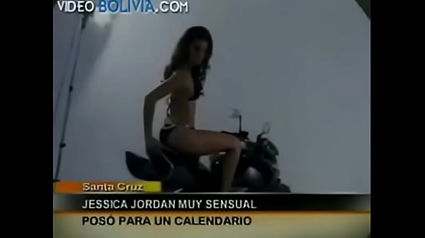 Jessica Jordan, boliviana rica posando en lencería sobre una moto