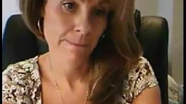 Flaquita jugosa muy guarra tocándose sola