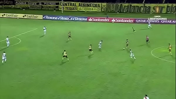 De la cancha a la pieza: varias parejas cogiendo